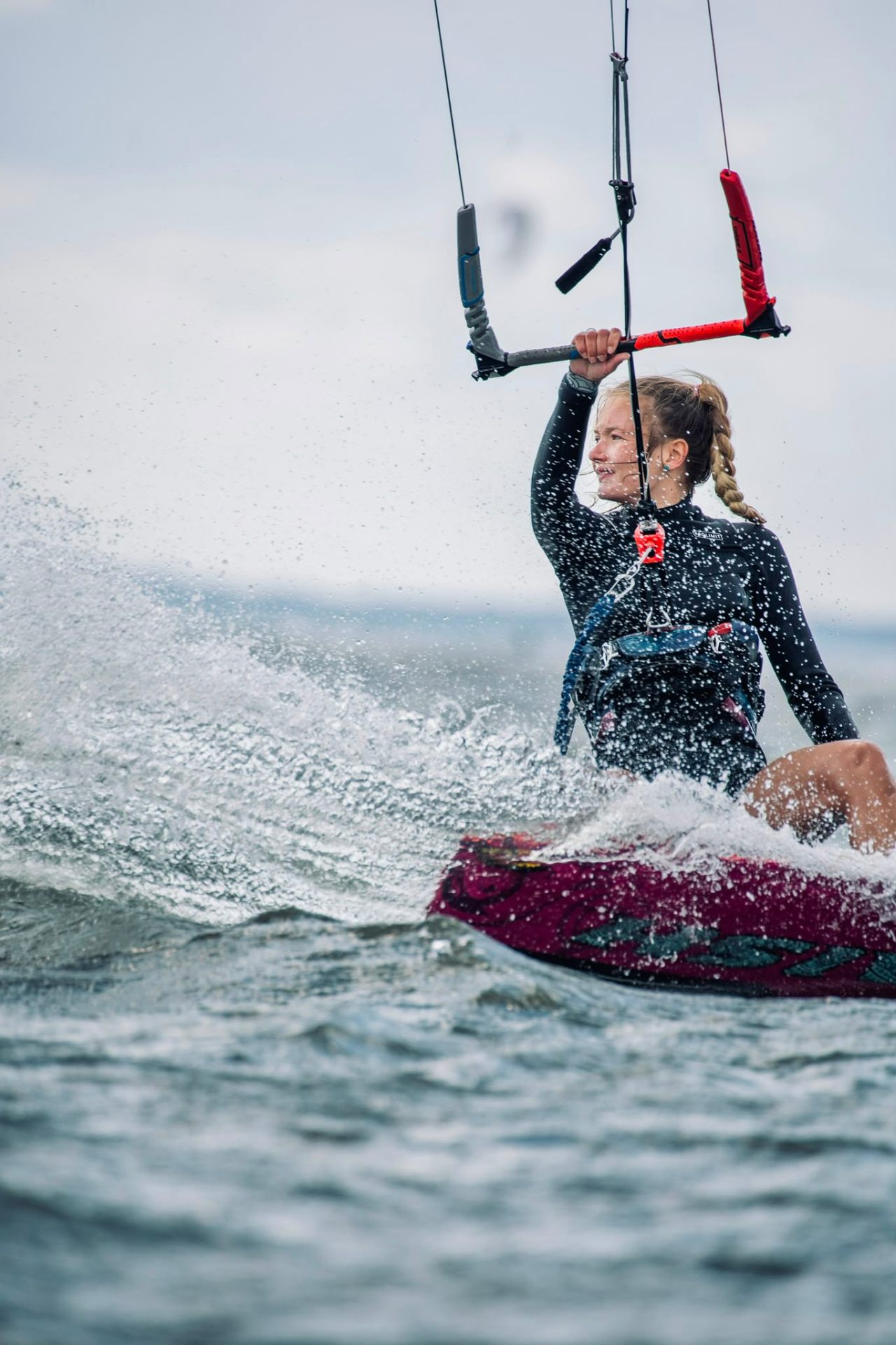 Anna beim Kitesurfen auf der Ostsee