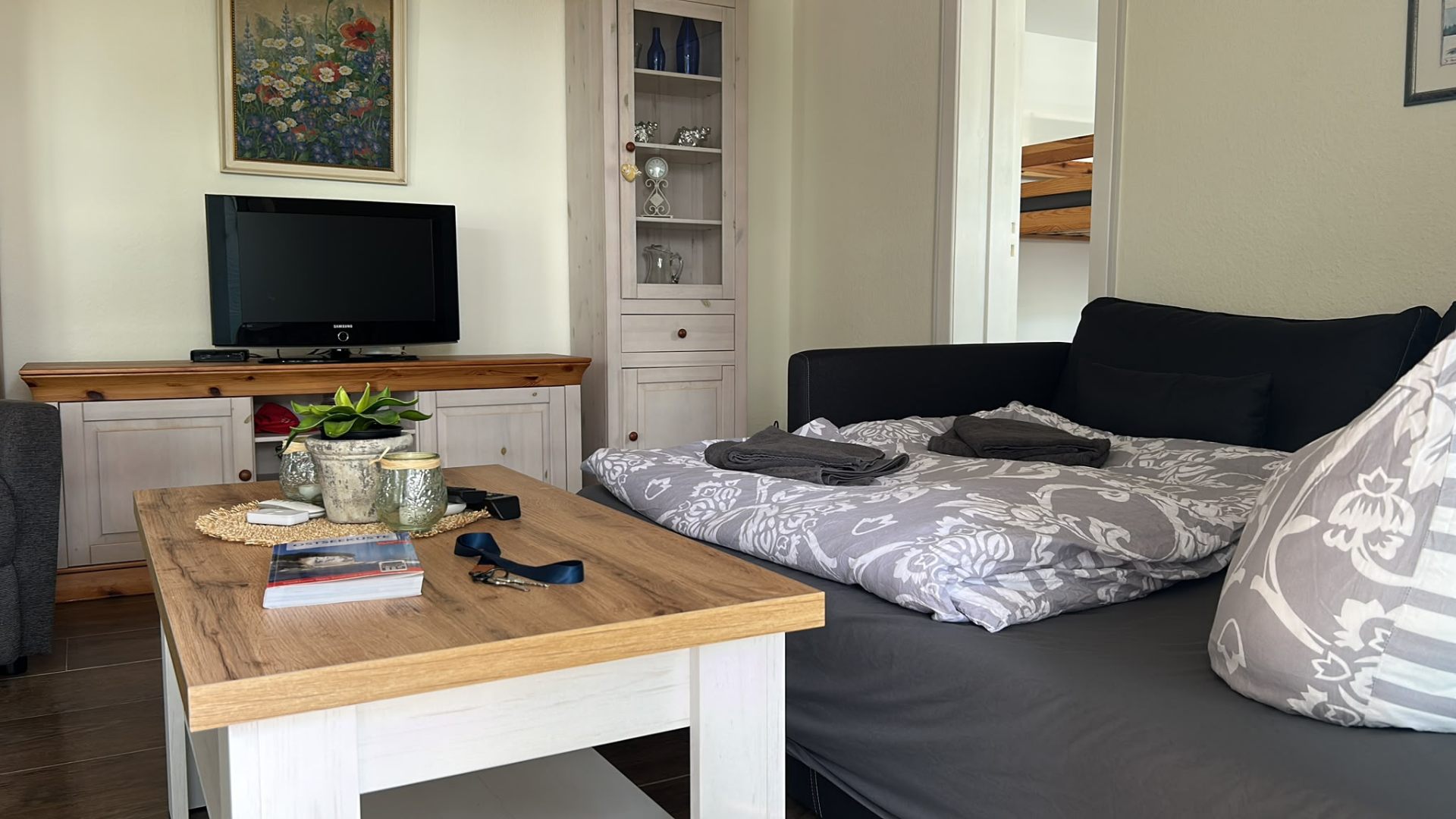 Schlafcouch frisch bezogen mit Handtuch-Service