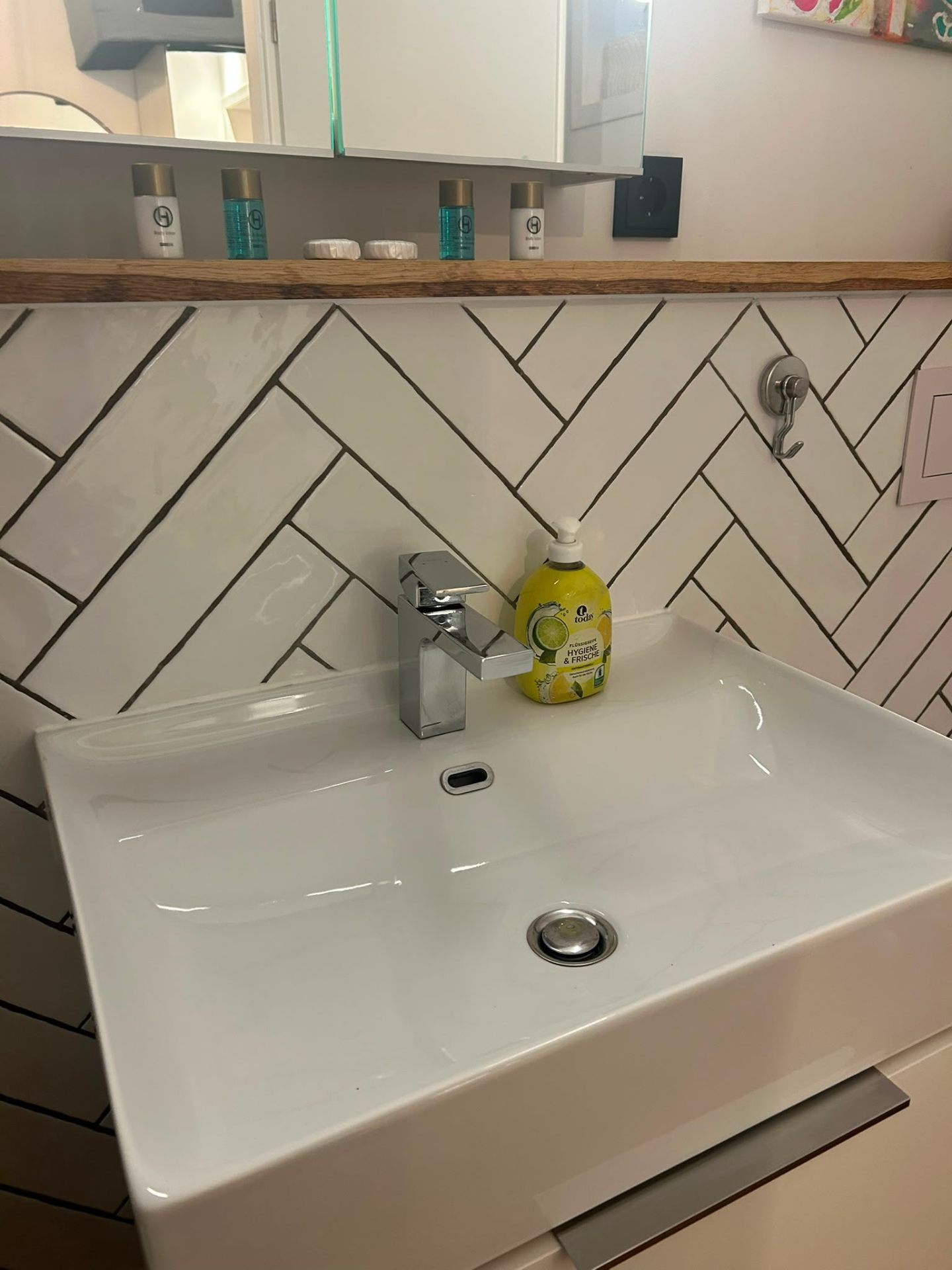 Waschbecken & Armatur glänzend sauber