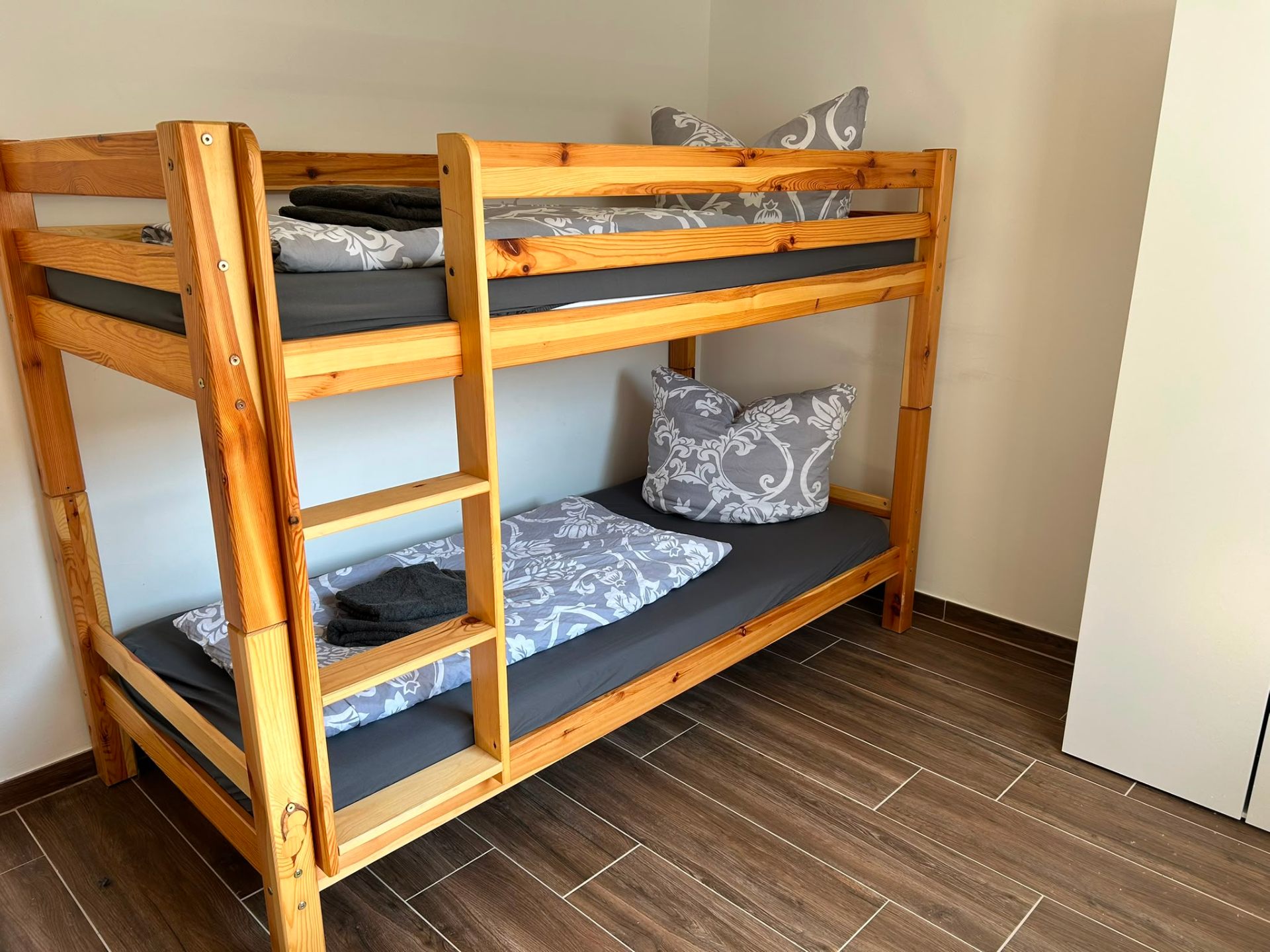 Etagenbett – frisch bezogen für Familien