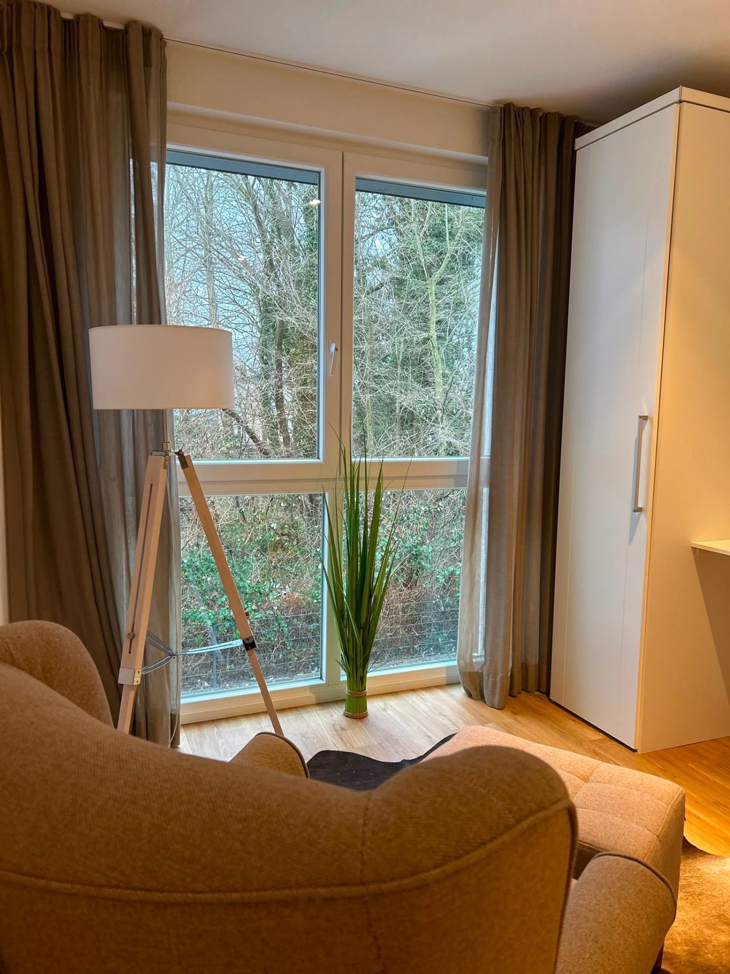 Leseecke mit Fensterfront – klar & staubfrei