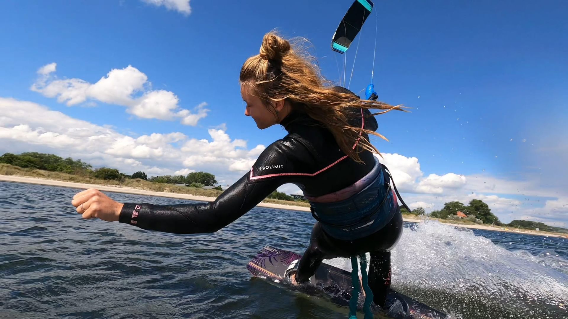 Anna beim Kitesurfen vor der Küste der Lübecker Bucht