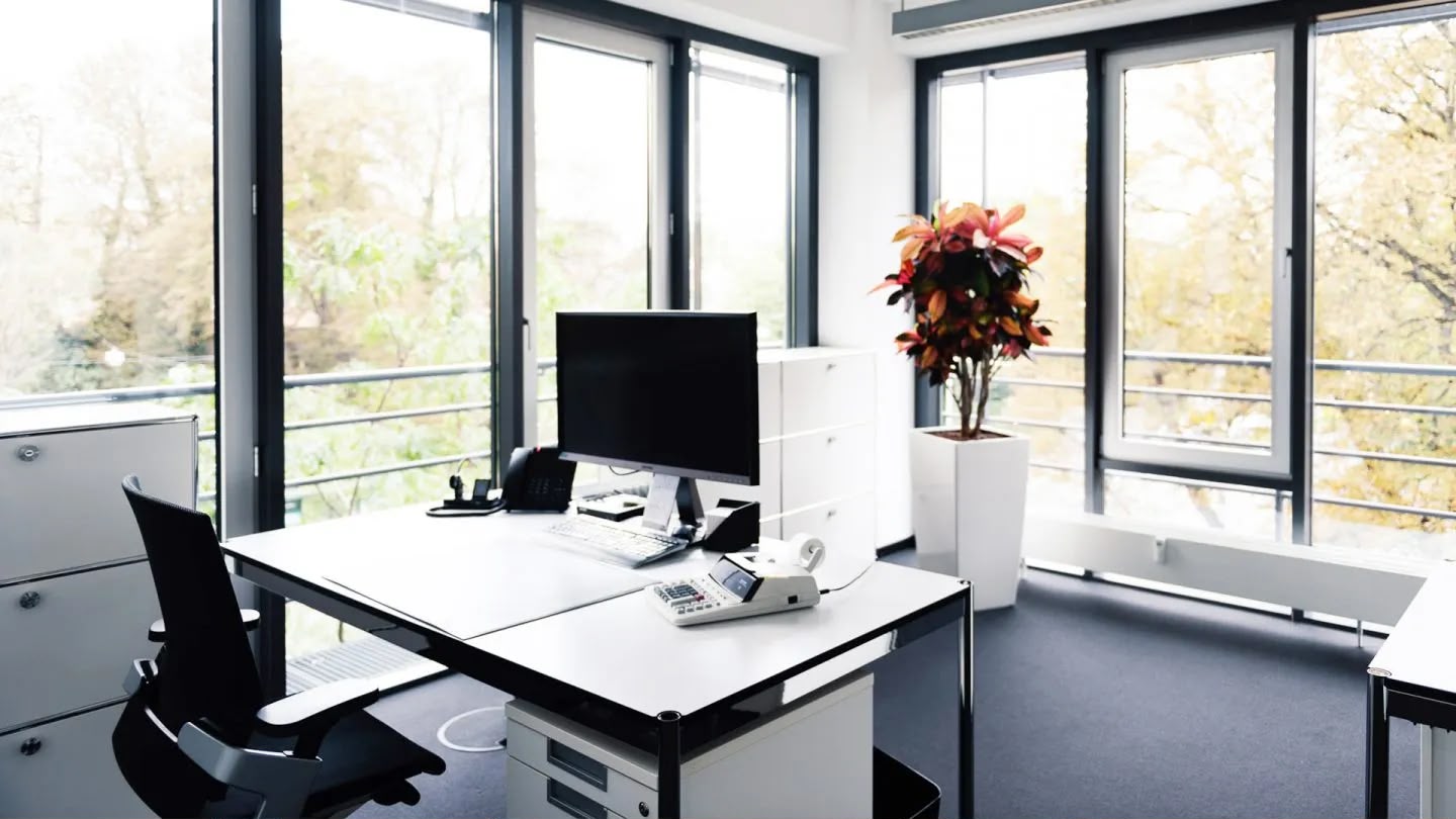 Büroreinigung: klare Flächen, streifenfreie Fenster