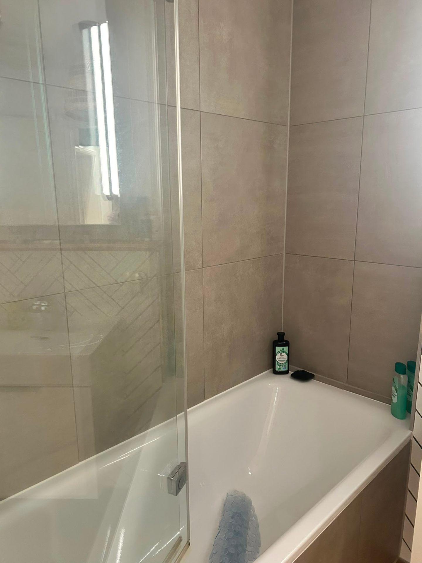 Badewanne mit Duschabtrennung – hygienisch rein