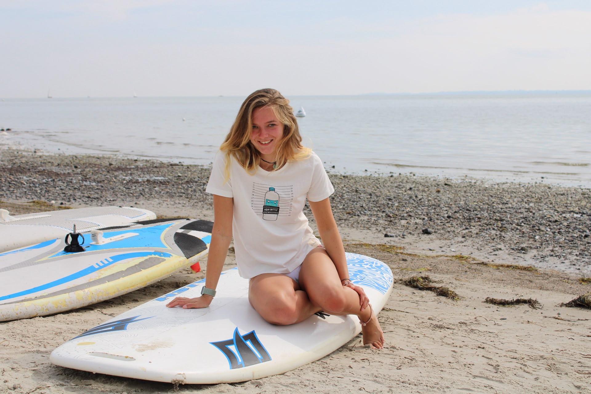 Anna am Ostseestrand auf ihrem Board