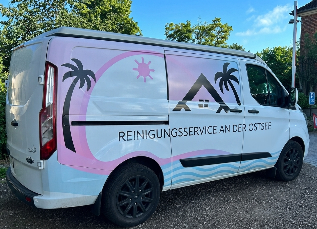 Weißes Service-Mobil mit Logo des Reinigungsservice an der Ostsee
